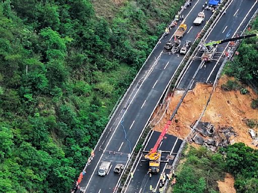 Al menos 24 muertos tras el derrumbe de una autopista en China