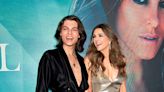 Elizabeth y Damian Hurley recrean con sus looks un inolvidable posado de alfombra roja