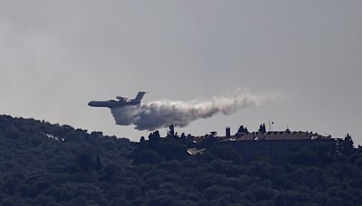 Grecia lucha por controlar decenas de incendios en todo el país