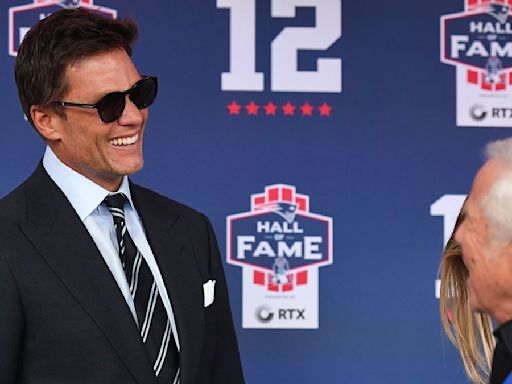 Tom Brady given ring before his Patriots induction by Robert Kraft