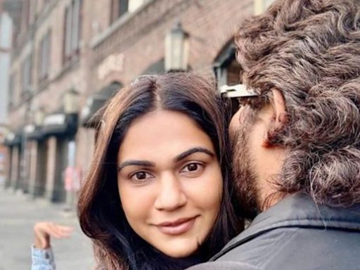 Allu Arjun’s Wife Sneha Reddy Hugs Pushpa 2 Star In New Photo, Says ‘Calm To My Chaos’; Samantha Reacts - News18