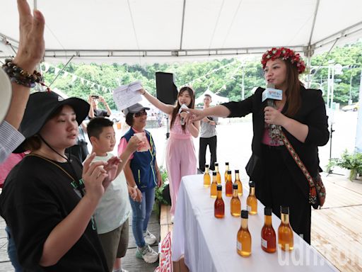 高市原民會辦市集 阿布斯化身銷售員促銷香甜水蜜桃