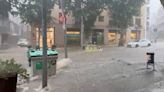 Los vecinos de Cataluña intentan achicar agua con las calles llenas de barro y casas inundadas