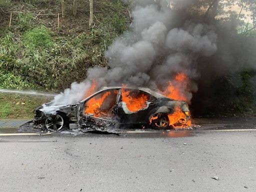 火燒車驚人畫面曝！新北男嘉義出遊 車冒白煙以為天氣熱