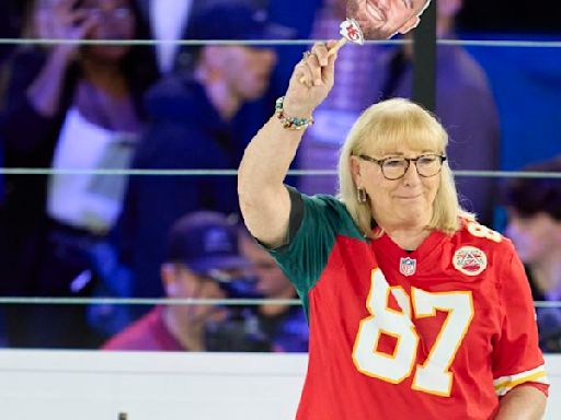 Donna Kelce joins the cast of Hallmark’s ‘Holiday Touchdown: A Chiefs Love Story’ | CNN