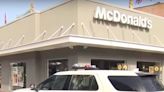 Mujer defiende a hijo acusado de disparar a empleado de McDonald’s por unas papas