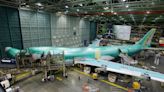 Boeing anuncia renuncia de su director ejecutivo tras serie de incidentes aéreos en seguridad - La Opinión