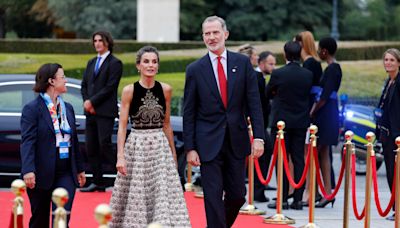 Letizia, Charlene, Mathilde, Mary… À chaque reine son style pour le grand dîner au Louvre