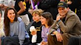 Filhos de Ashton Kutcher e Mila Kunis fazem rara aparição em jogo da WNBA