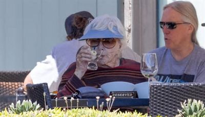 A poco de cumplir 90: Shirley MacLaine disfrutó de un almuerzo al sol y una ronda de martinis