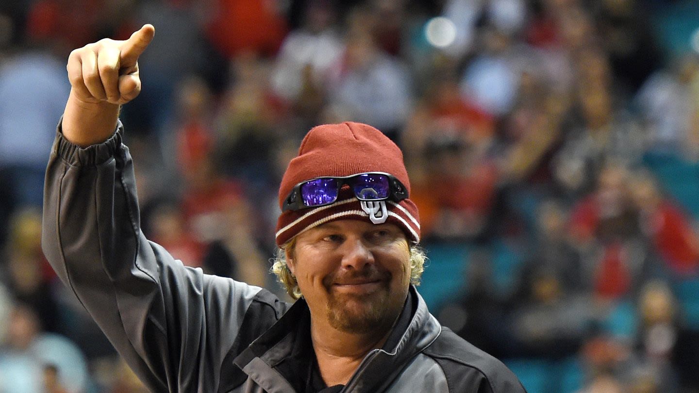 Toby Keith Fans Are Emotional After His Daughter Accepts Honorary Degree on His Behalf