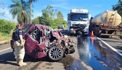 Uma pessoa morre em acidente entre carro e caminhão na BR-376, em Paranavaí