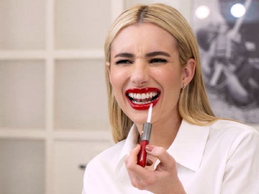 Emma Roberts nous dévoile ses essentiels beauté et, comme elle, on va craquer sur ce rouge à lèvres qui l'obsède