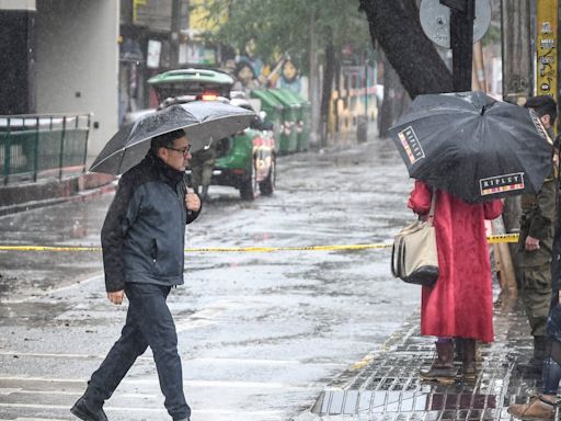 Se vienen cuatro días más de lluvia en Santiago y el meteorólogo Alejandro Sepúlveda revela el motivo detrás