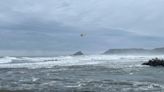 Doble tragedia por el oleaje en Asturias: fallece un hombre caído al mar en San Esteban y tratan de rescatar a una mujer Cudillero