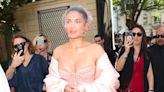 Kylie Jenner mêle corsage et transparence pour son passage à Paris lors du défilé Schiaparelli