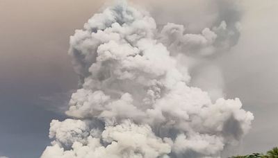 印尼魯仰火山再爆發！噴「爆炸性」熾熱岩漿、頻見閃電 警戒升至最高級