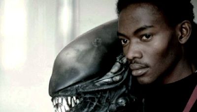 La historia de Bolaji Badejo, el hombre de 2,08 que fue el primer alien de Ridley Scott