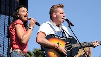 BUZZ: Country singer remarries 8 years after tragic death of wife, musical partner