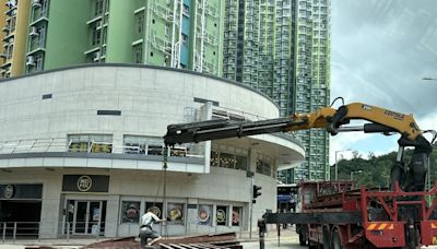 秀茂坪貨車跌出大型鐵架 幸無擊中途經車輛