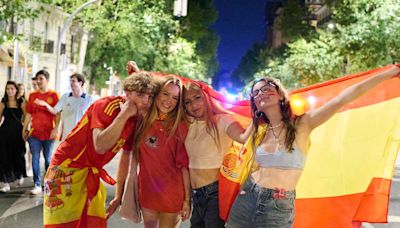 西班牙歐國盃奪冠 馬德里年輕球迷披國旗合影 (圖)