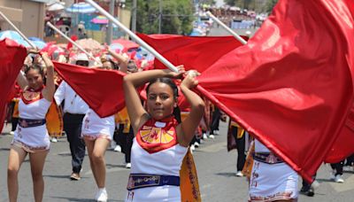 Alumnos del Centro Escolar Profesor Gregorio de Gante, los más aplaudidos en Desfile del 5 de Mayo