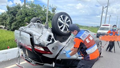 快訊／台南麻豆小娘媽廟旁「2車猛撞1烏龜翻」 3人受傷送醫