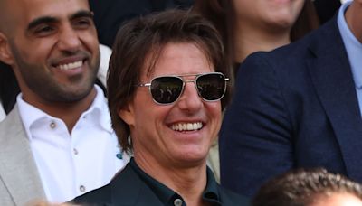 Jeux de Paris 2024 : Tom Cruise saute du toit du Stade de France et embarque avec lui, le drapeau olympique, direction Los Angeles