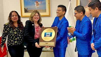 Grupo 5 recibe galardón de la North Miami Beach Library por representar la cultura musical del Perú