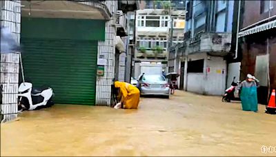 颱風環流豪大雨 基隆土石沖社區