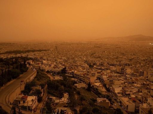 Poeira do deserto de Saara deixa Atenas com céu laranja