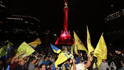 Aficionados del América pintan de azulcrema el Ángel de la Independencia; Torre BBVA también se ilumina