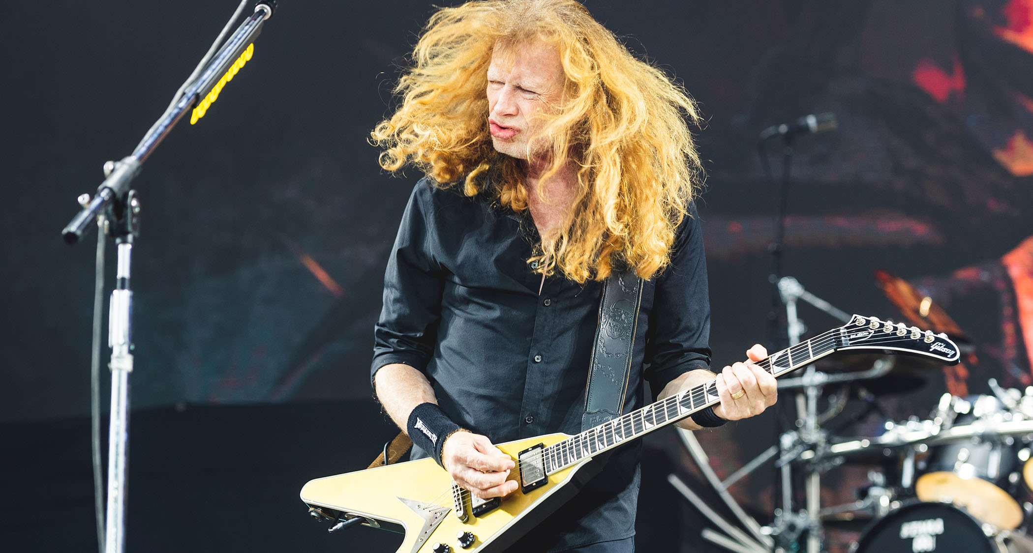 Dave Mustaine warns guitarists to learn the instrument first before using pedals to “cheat”