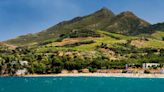 El idílico pueblo del mediterráneo desde donde Puigdemont dirigió su campaña: 7 km de playas y vistas desde los Pirineos
