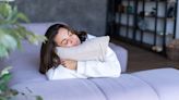Qué significa abrazar la almohada para dormir, según la psicología