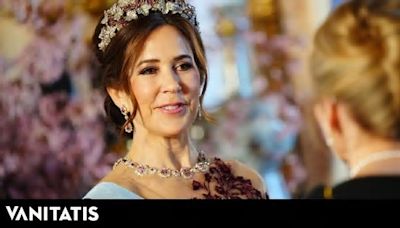 Mary de Dinamarca, en su primera gran cena de gala como reina: tiara de rubíes y un vestido con truco en Suecia