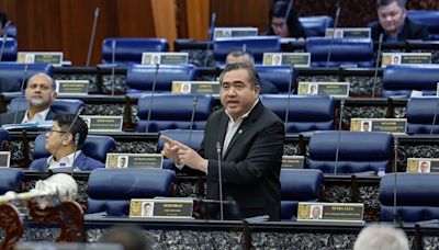 Report: Anthony Loke causes stir in Dewan Rakyat after experiencing breathing difficulty