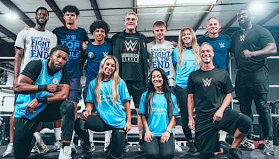 Varios jugadores del Manchester City visitan el Performance Center de WWE