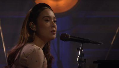 Watch: Laufey performs 'Goddess' on 'Tonight Show' - UPI.com