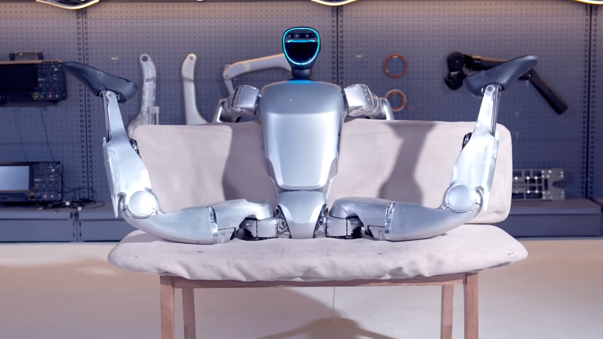Worryingly bendy humanoid robot can crush nuts, slice Coke bottles