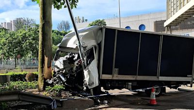 香港仔貨車失事猛撼燈柱 司機一度被困