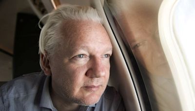 WikiLeaks posta foto de Julian Assange em avião a caminho das Ilhas Marianas do Norte