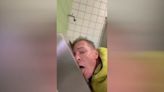 VÍDEO: Un político alemán se graba lamiendo retretes y escobillas en los baños de una estación de tren