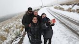 Alpinistas y familias disfrutan de la nieve en Nevado de Toluca