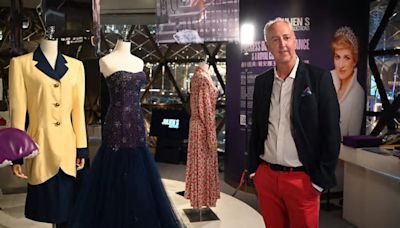 Vestidos de la princesa Diana se exhiben en Hong Kong antes de una subasta