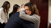 Las conmovedoras imágenes de Alec Baldwin roto de emoción y abrazado a su mujer como un niño tras anularse el juicio por la muerte de Halyna Hutchins