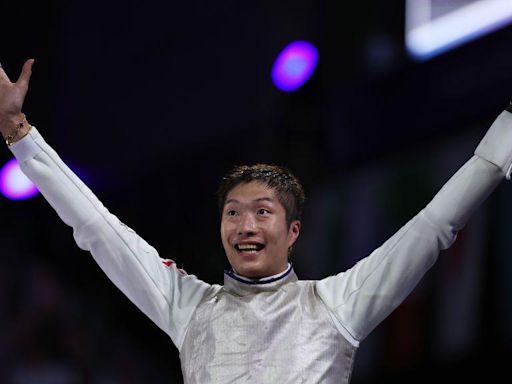 Cheung defends foil title and wins Hong Kong's third-ever gold