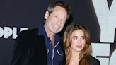 David Duchovny posa por primera vez con su novia, que tiene 33 años menos que él