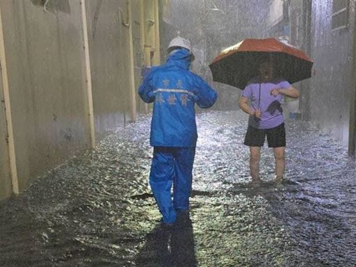 彰化風雨交加！鹿港天后宮廟埕淹水「天公爐泡水中」 水深達膝蓋