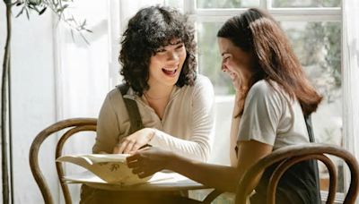 100 frases del Día de la Madre en España para una amiga: originales y divertidas para este 5 de mayo